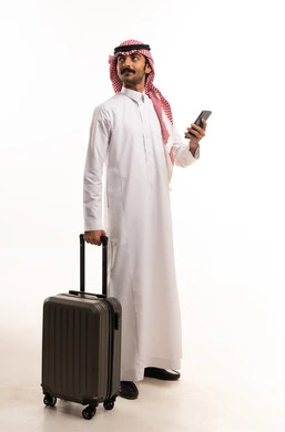 رجل سعودي يسافر مع حقيبة وهاتف ذكي