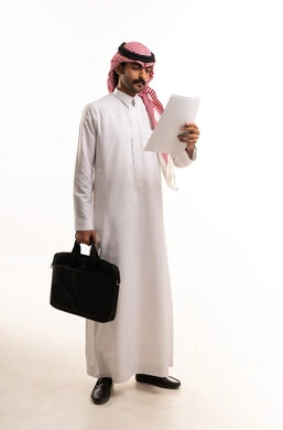 رجل أعمال سعودي بالثوب التقليدي يحمل حقيبة أوراق