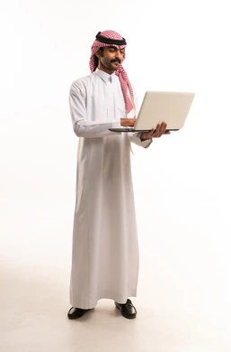 رجل سعودي بالزي التقليدي يستخدم المحمول في الاستوديو