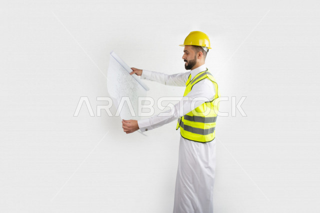 بورتريه رجل مهندس سعودي عربي ،  مهندس ماهر محترف في المخططات ، رجل مهندس خليجي ، خلفية بيضاء