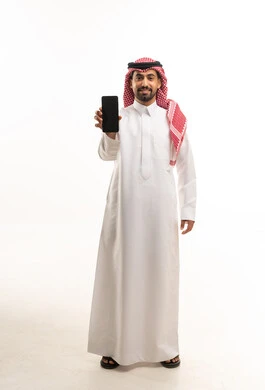 رجل سعودي يحمل هاتف ذكي على خلفية بيضاء