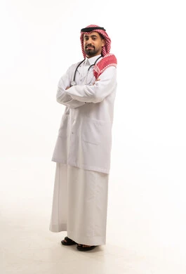 طبيب سعودي يرتدي سماعة طبية بخلفية بيضاء