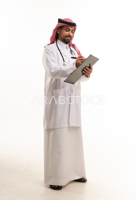 طبيب سعودي يكتب على لوحة ملاحظات في الاستوديو