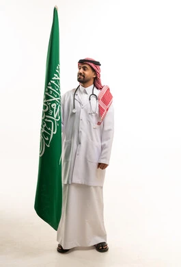 طبيب سعودي مع العلم الوطني على خلفية بيضاء