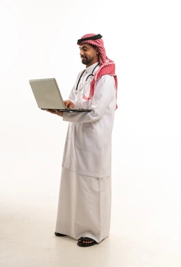 طبيب سعودي مع لاب توب بخلفية بيضاء