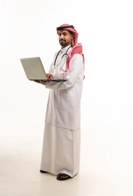 طبيب سعودي مع لابتوب وسماعة طبية خلفية بيضاء