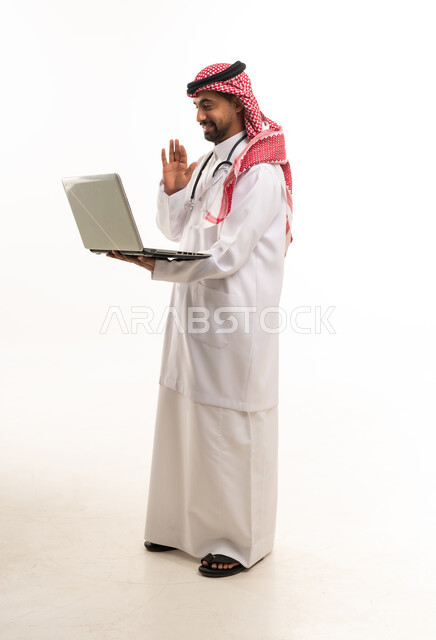 طبيب سعودي يستخدم المحمول في مكالمة فيديو طبية