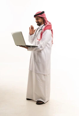 طبيب سعودي يستخدم المحمول في مكالمة فيديو طبية