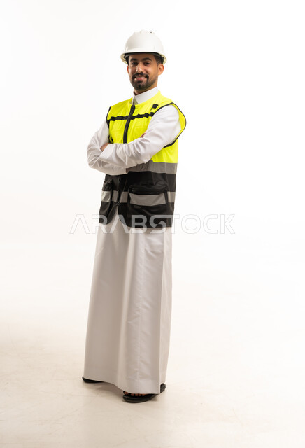 مهندس سعودي بالثوب وسترة السلامة على خلفية بيضاء