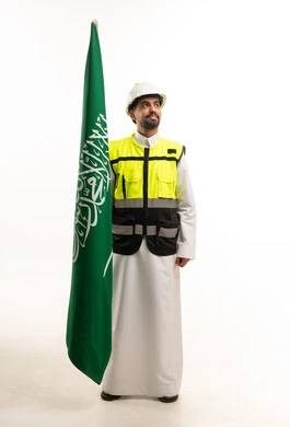مهندس سعودي مع العلم الوطني بمعدات السلامة
