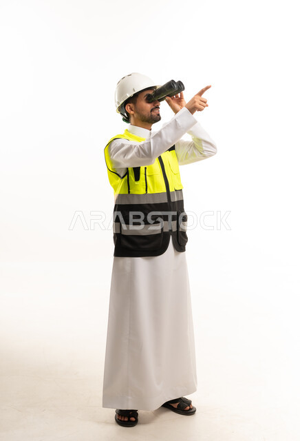 مهندس سعودي مع منظار وملابس السلامة على خلفية بيضاء