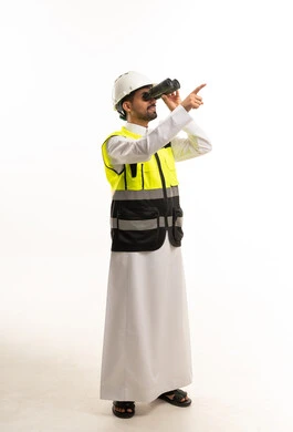 مهندس سعودي مع منظار وملابس السلامة على خلفية بيضاء