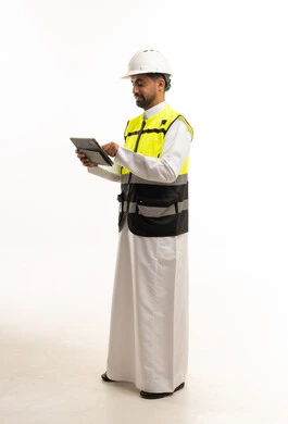 مهندس سعودي بسترة السلامة يستخدم جهاز لوحي
