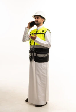 مهندس سعودي بمعدات السلامة يتحدث عبر الهاتف