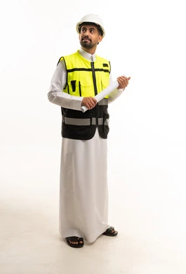 مهندس سعودي بخوذة السلامة والمخططات الهندسية