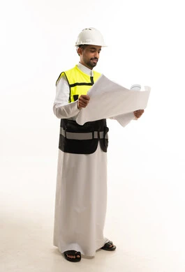 مهندس سعودي مع مخططات هندسية بخلفية بيضاء