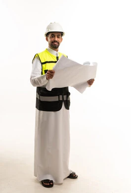 مهندس سعودي يحمل مخططاً معمارياً بخلفية بيضاء