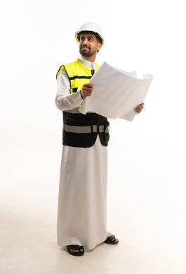 مهندس سعودي يحمل مخططاً هندسياً في استوديو