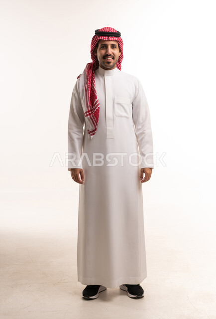 رجل سعودي بالثوب التقليدي على خلفية بيضاء