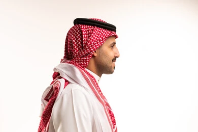 رجل سعودي بالزي التقليدي لقطة جانبية بخلفية بيضاء