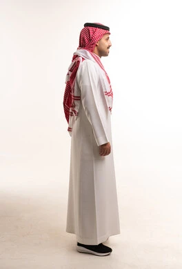رجل سعودي بالثوب التقليدي لقطة جانبية