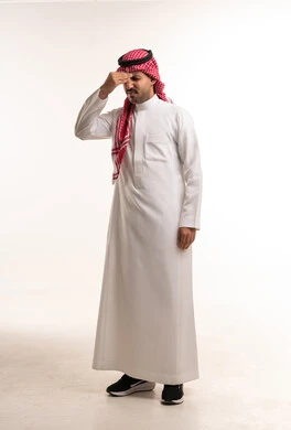 رجل سعودي بالثوب التقليدي يعاني من صداع