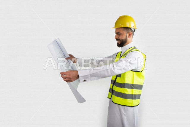 بورتريه رجل مهندس سعودي عربي ،  مهندس ماهر محترف في المخططات ، رجل مهندس خليجي ، خلفية بيضاء