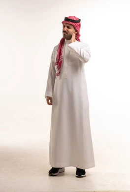 رجل سعودي بالثوب التقليدي يعاني من ألم الرقبة