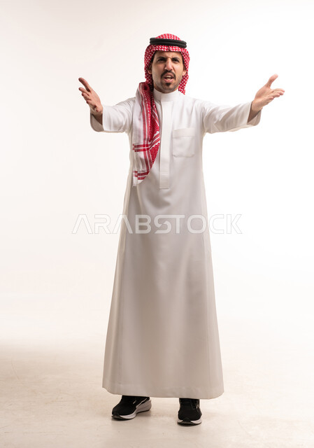 رجل سعودي غاضب بالثوب التقليدي خلفية بيضاء