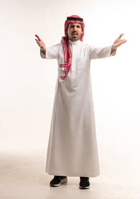 رجل سعودي غاضب بالثوب التقليدي خلفية بيضاء