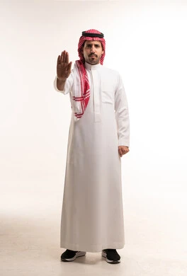 رجل سعودي بالثوب التقليدي يقوم بإشارة التوقف بيده