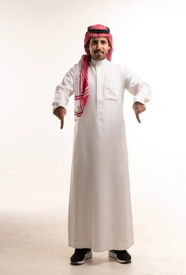 رجل سعودي يشير للأسفل على خلفية بيضاء