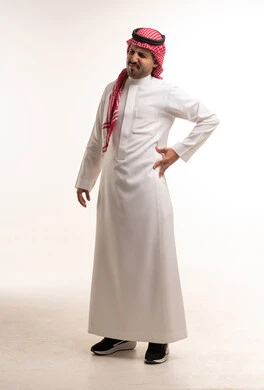 رجل سعودي بالثوب التقليدي يعاني من ألم الظهر