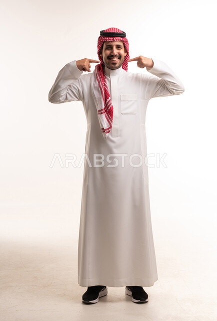 رجل سعودي مبتسم باللباس التقليدي خلفية بيضاء