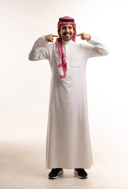 رجل سعودي مبتسم باللباس التقليدي خلفية بيضاء