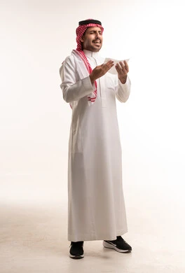 رجل سعودي يرتدي الثوب التقليدي يعطس حاملاً منديلاً