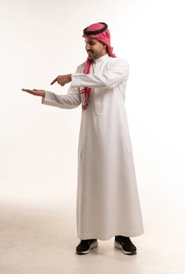 رجل سعودي يشير بيده أمام خلفية بيضاء تصوير استوديو