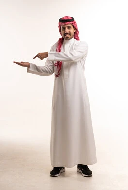 رجل سعودي بالزي التقليدي يشير بيده على خلفية بيضاء