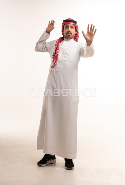 رجل سعودي بالزي التقليدي بتعبيرات وجه مصدومة