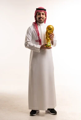رجل سعودي يحمل كأس العالم بخلفية بيضاء