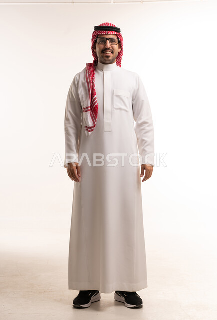 رجل سعودي بالزي التقليدي والثوب الأبيض والشماغ