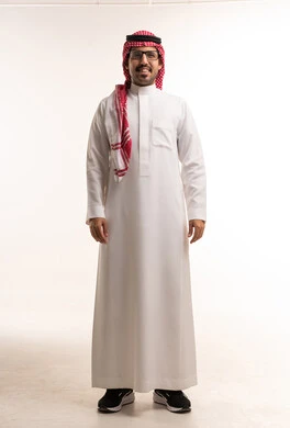 رجل سعودي بالزي التقليدي والثوب الأبيض والشماغ