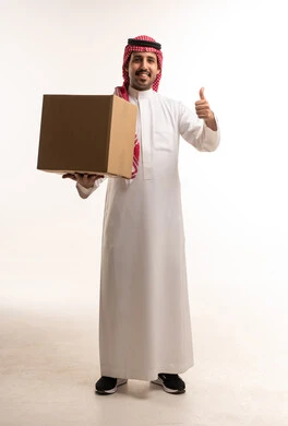 رجل سعودي يحمل صندوق طرد علامة الإعجاب خلفية بيضاء