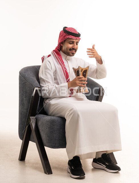 رجل سعودي مع مبخرة بخور تقليدية في الاستوديو