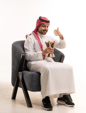 رجل سعودي مع مبخرة بخور تقليدية في الاستوديو