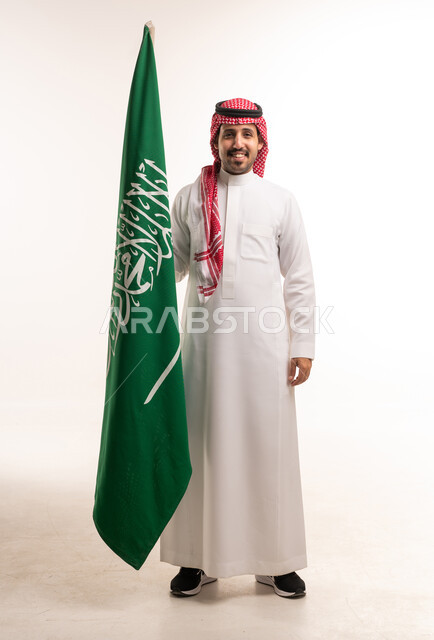 رجل سعودي مع علم المملكة العربية السعودية خلفية بيضاء