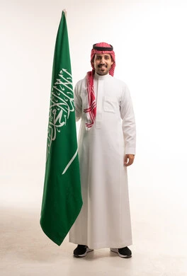 رجل سعودي مع علم المملكة العربية السعودية خلفية بيضاء