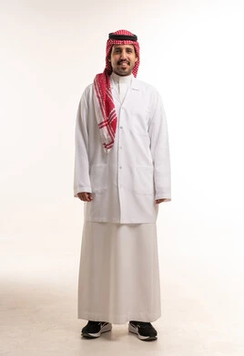 طبيب سعودي يرتدي معطف المختبر على خلفية بيضاء