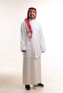 طبيب سعودي بالمعطف الطبي والثوب الرسمي