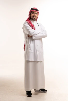 طبيب سعودي بالمعطف الأبيض والزي التقليدي